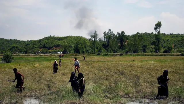 বর্মী সেনাবাহিনীর নির্যাতনকে পেছনে ফেলে পালিয়ে আসছেন রোহিঙ্গা নারীরা।