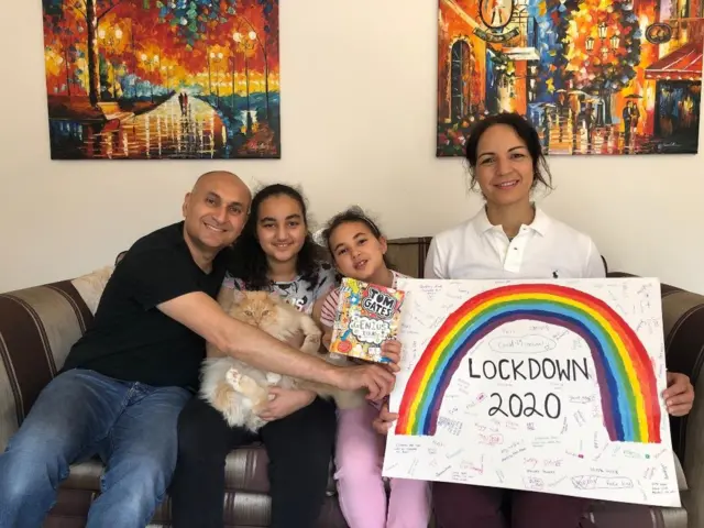 أيمن برفقة عائلته