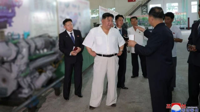 Nhà lãnh đạo Bắc Hàn Kim Jong Un thị sát Tổ hợp máy Pukjung và một nhà máy sản xuất vũ khí lớn tại một địa điểm không được tiết lộ ở Bắc Hàn. Ảnh do Thông tấn xã Bắc Hàn (KCNA) công bố và Reuters có được vào 3/9/2023