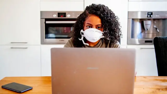 ઘરેથી કામ કરતી મહિલાની તસવીર