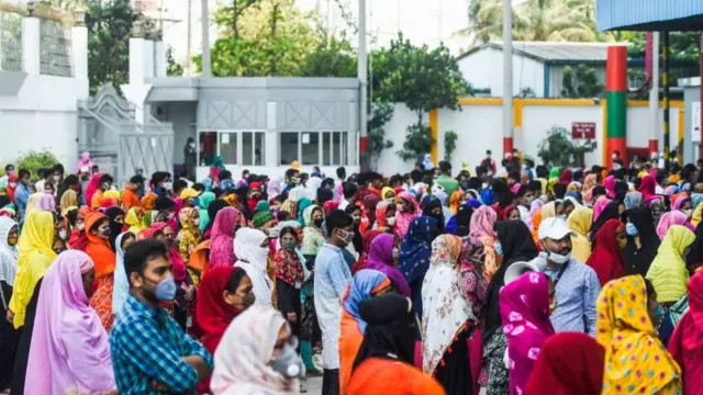 বহু গার্মেন্টস কারাখানা শ্রমিক ছাটাই করেছে।