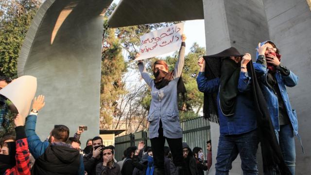 在德黑兰大学的示威者