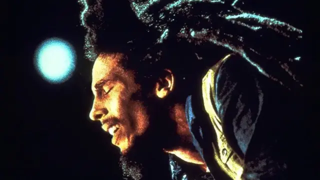 말리의 노래는 그의 래스터패리언 종교와 당대의 음악적 영향을 반영하고 있다