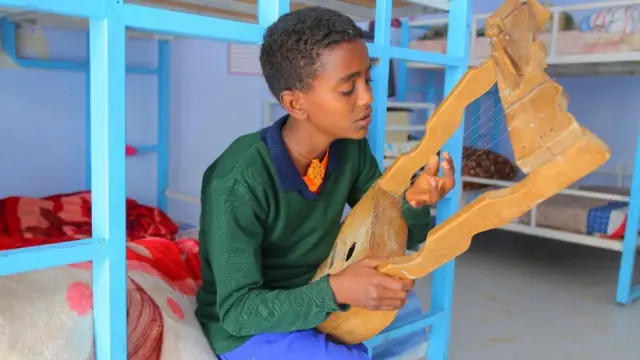 ወዲ 13 ዓመት ተምሃራይ ሻምናይ ክፍሊ ኣብርሃም ኪሮስ፡ አብ ማእኸል ፍሬምናጦስ እናተሓብሐቡ ካብ ዝመሃሩ ንፉዓት ተምሃሮ ሓደ