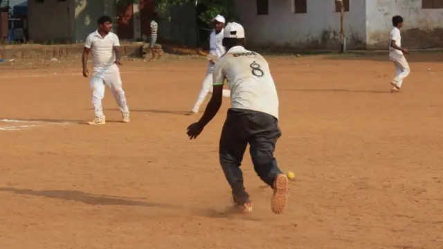 இறுதிப்போட்டியின்போது தன்னை நோக்கி வரும் பந்தை பிடிக்க முன்னோக்கி செல்லும் ஈரோடு ஸ்டார்ஸ் அணியின் பீல்டர்