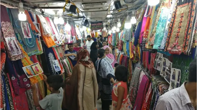 ঢাকার বহু মার্কেটের ভেতরে পরিস্থিতি এমন।