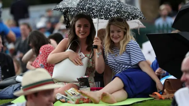 девушки под зонтиком