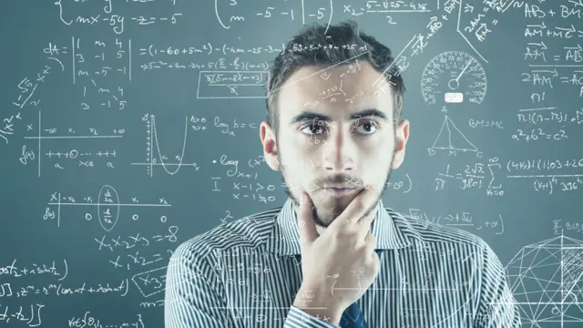 algoritmos matemáticos en una pizarra