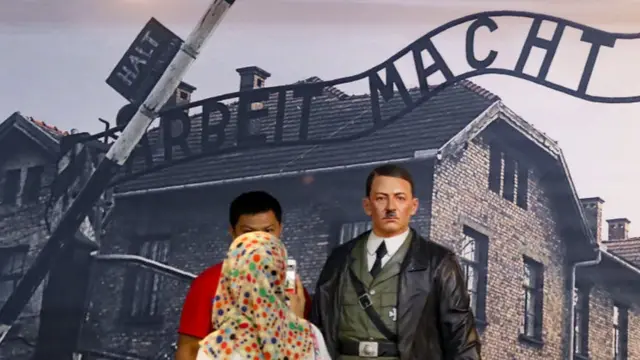 ชาวอินโดนีเซียถ่ายรูปคู่กับหุ่นฮิตเลอร์ เมื่อวันที่ 10 พ.ย.