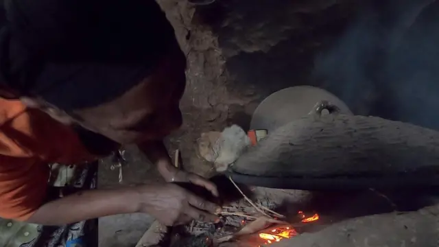 ወይዘሮ ጂፋሬ ግርማ እንጀራ ሲጋግሩ