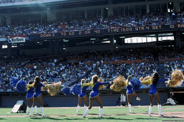 1999 सालच्या एका फुटबॉल सामन्यादरम्यान लॉस एंजेलिस रॅम्सच्या चीअरलीडर्स