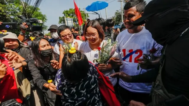 ปนัสยาและพริษฐ์รับดอกไม้จากมวลชนที่มาให้กำลังใจ