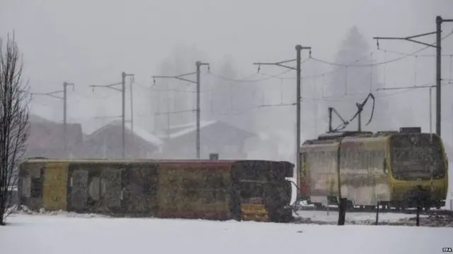 પાટા પરથી ઉતરેલી ટ્રેન.