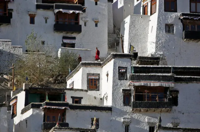 بالصور: رهبان أطفال في جبال الهيمالايا