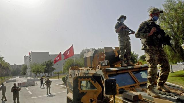 جنود تونسيون يشددون إجراءات الأمن حول البرلمان بعد قرارات قيس سعيد