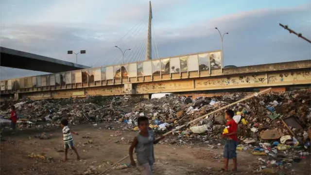 Crianças brincando na Maré