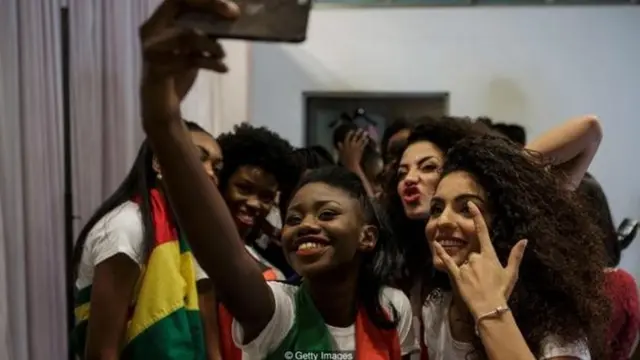 ወጣቶች ፎቶ ሲነሱ