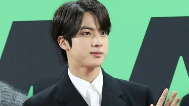 병역법이 개정되지 않으면, 1992년 12월생인 BTS 맏형 진은 내년 12월 생일 이후로는 입대해야 한다