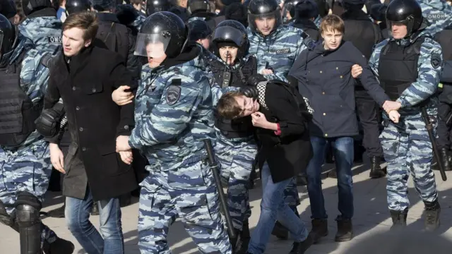 Moskova'da gözaltına alınan göstericiler