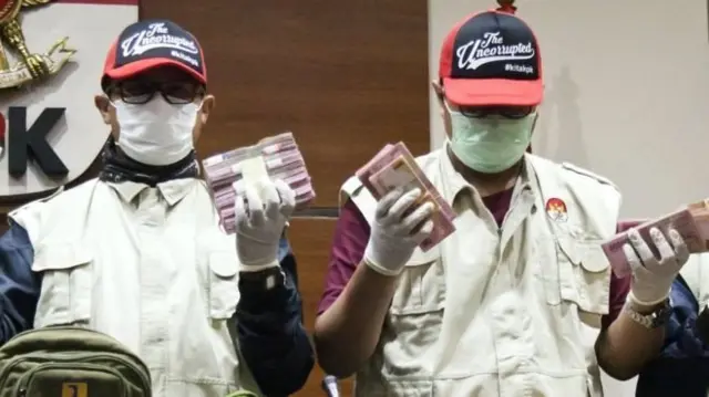 KPK menunjukkan barang bukti kasus korupsi yang diduga dilakukan pejabat di Kementerian PUPR