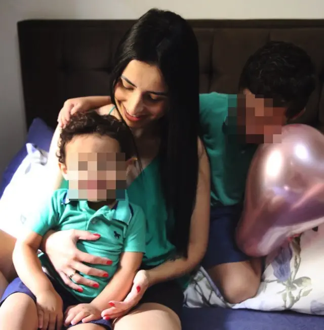 Jessica posa com filho caçula e o mais velho