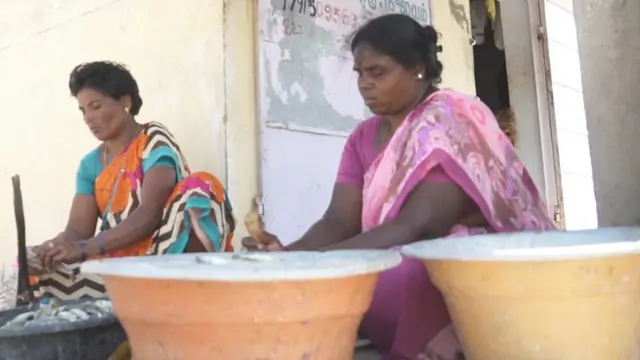 மீனவப் பெண்களான ஜோதி மற்றும் வத்சலா