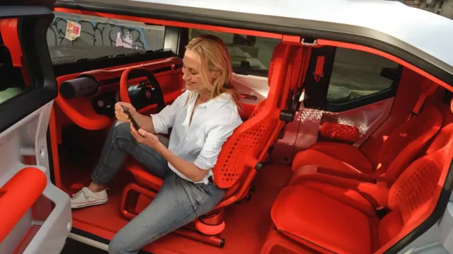 سقف سیتروئن آنقدر محکم است که می‌توان روی آن ایستاد