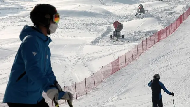 내년 1월 3일까지 스키장과 스케이트장이 폐쇄된다