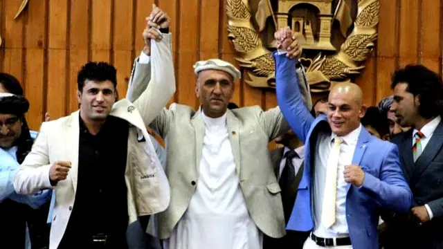 باز محمد مبارز (راست) و احمد ولی هوتک (چپ) از انجام مسابقه در مقابل یکدیگر صرف نظر کردند