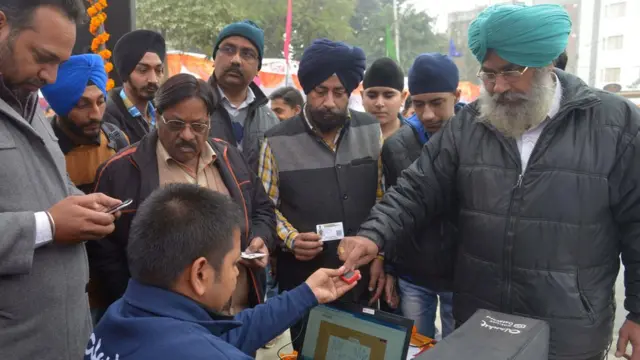 โครงการเก็บข้อมูลประจำตัวประชาชนที่ชื่อ "อัดฮาร์" ซึ่งเป็นโครงการเก็บข้อมูลทางชีวสถิติที่ใหญ่ที่สุดในโลก