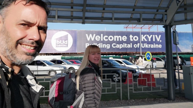 José y Flavia en el aeropuerto de Kiev.
