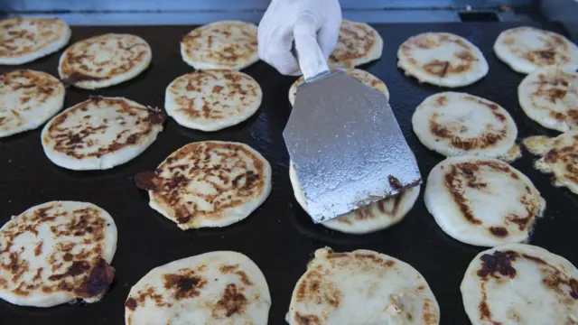 Pupusas - một đặc sản Trung Mỹ đang được chế biến ở Wheaton