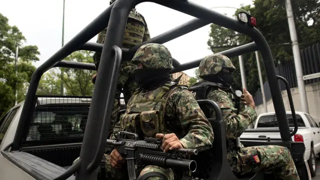 Efectivos de la Marina mexicana patrullan las calles en camioneta.