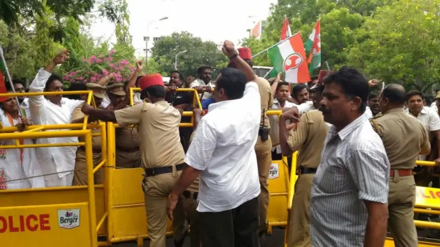 ஆளுனர் கிரண்பேடிக்கு எதிராக புதுச்சேரியில் கட்சிகள் முழு அடைப்புப் போராட்டம்