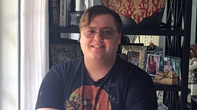 Шон и даље покушава да се избори с оним што је морао да гледа као модератор интернет садржаја