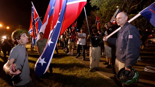 Manifestantes a favor de los monumentos confederados protestan contra la remoción de la estatua de Jefferson Davis.