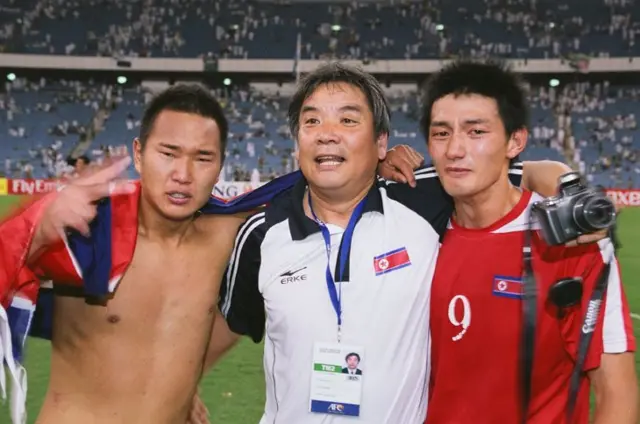 44년만에 북한의 월드컵 본선 진출이 확정되자 눈물을 쏟은 정대세 선수(좌)와 안영학 선수(우)