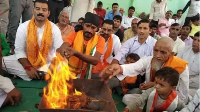 हिंदू धर्म स्वीकारताना अख्तर यांचे कुटुंबीय