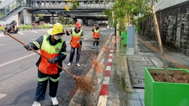 ล้างฝุ่นบนถนน