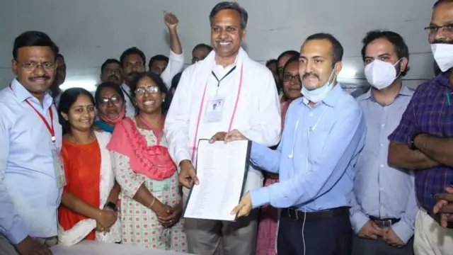 వరంగల్- ఖమ్మం - నల్గొండ పట్టభద్రుల నియోజకవర్గ ఎమ్మెల్సీ ఎన్నిక గెలుపు పత్రాన్ని రిటర్నింగ్ అధికారి ప్రశాంత్ జీవన్ పాటిల్ నుంచి అందుకుంటున్న పల్లా రాజేశ్వరరెడ్డి