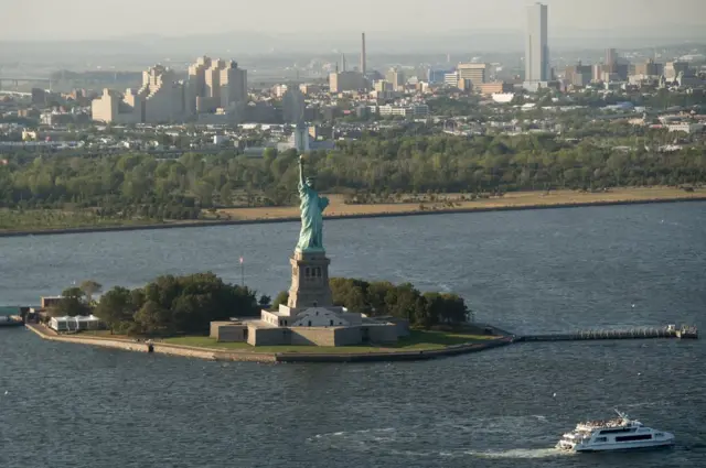 న్యూయార్క్‌లోని స్టాట్యూ ఆఫ్ లిబర్టీ
