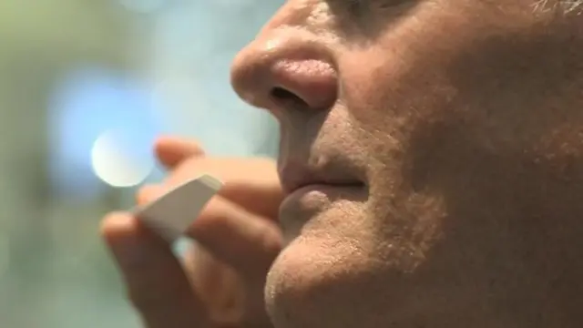 పరిమళం వాసనను పరిశీలిస్తున్న వ్యక్తి