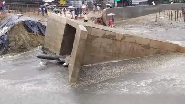 এলাকাবাসীরা বলছে ব্রিজটি নির্মাণের সময় প্রয়োজনীয় উপকরণ ব্যবহার না করায় নতুন অবস্থায়ই ভেঙ্গে পড়ে ব্রিজটি।