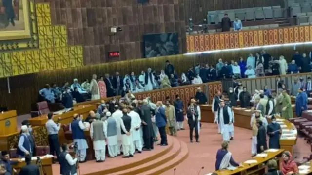 د پاکستان تحریک انصاف ګوند غړي د استعفو تایید لپاره پارلمان ته غوښتل شوي