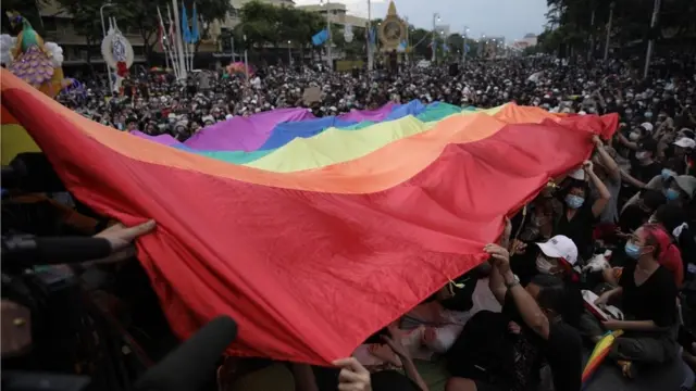 ผู้ชุมนุม "ประชาชนปลดแอก" ส่งต่อธงสีรุ้ง