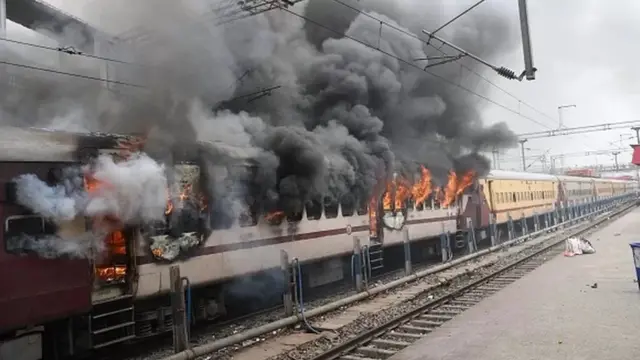 அக்னிபத் திட்டத்தை எதிர்த்து இளைஞர்கள் ஏன் போராடுகிறார்கள்?