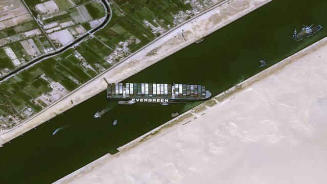 Imagens de satélite de 25 de março mostram o Ever Given encalhado e travando a circulação no Canal de Suez