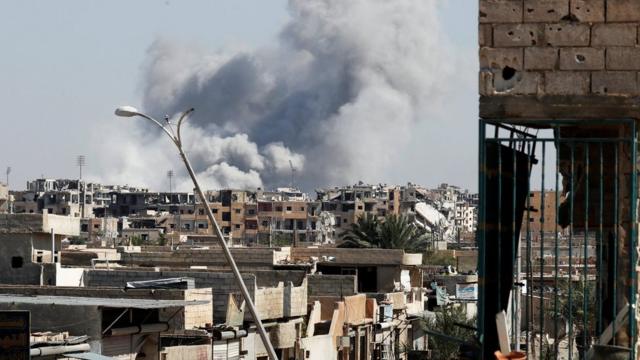Дым поднимается над стадионом в Ракке, где засели боевики ИГ после авиаудара сил коалиции