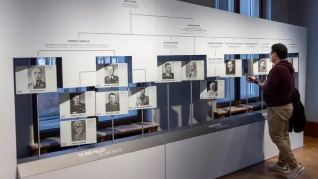 યુરોપમાં યહૂદીઓને પરાણે કાઢી મૂકવાના પ્રયાસો ચાલુ થઈ જ ગયા હતા, પણ હેડ્રિકે ઠંડા કલેજે આલંકારિક ભાષા વાપરીને કહ્યું કે યહૂદીઓને ખતમ કરી નાખવા માટે છાવણીઓમાં એકઠા કરી દેવાના છે.