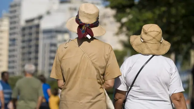 Idosas caminham no Rio